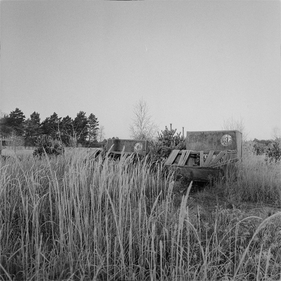 Panzerattrappe im Hindernislauf